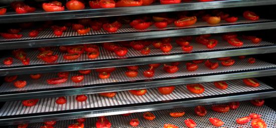 drying small tomatoes